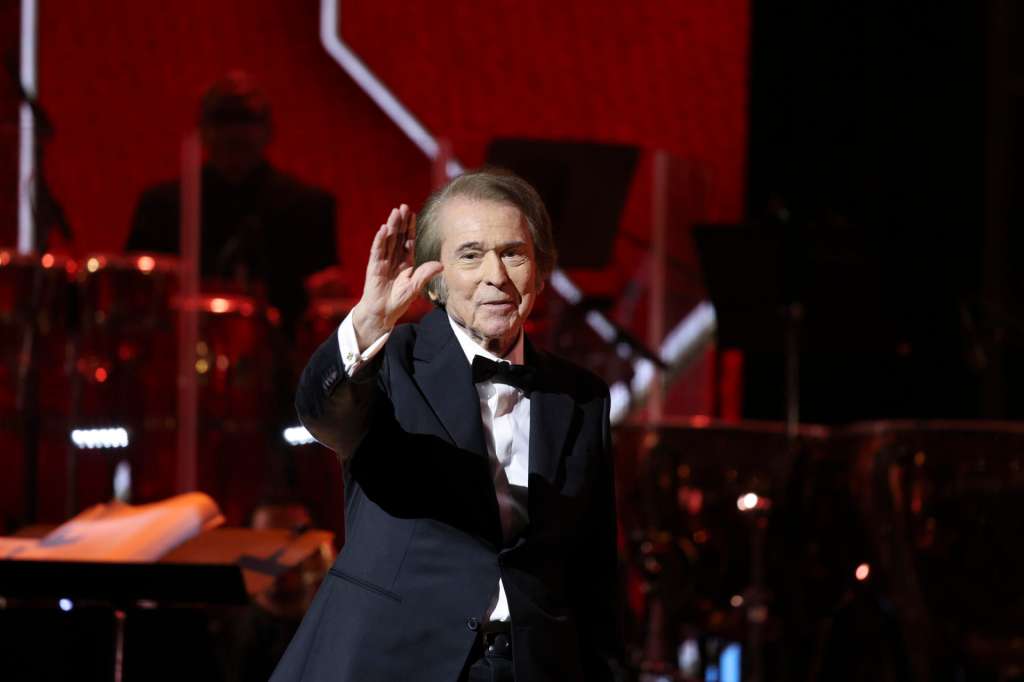 LAS VEGAS, 13/11/2025.- La industria musical latina regaló este miércoles a Raphael "su gran noche" con un recital que rindió homenaje a un espectacular legado de más de 60 años en el que participaron celebridades como Aitana, David Bisbal, Rozalén o Pablo López. EFE/ Octavio Guzmán