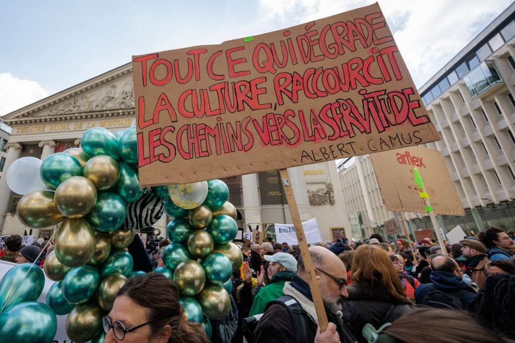 BRUSSELS (Belgium), 31/03/2025.- A protestor carries a banner that reads 'Everything that degrades culture shortens the path to servitude' during a demonstration following a call from the common trade unions for a general strike against pension reforms and to protect culture, health, education, mobility, and other social issues at the Place de la Monnaie in Brussels, Belgium, 31 March 2025. (Protestas, Bélgica, Bruselas) EFE/EPA/OLIVIER MATTHYS