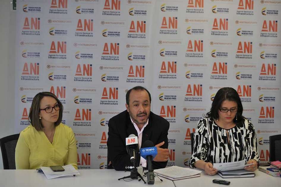 Germán Córdoba, vicepresidente ejecutivo de la ANI, junto a Adriana Vera y Elizabeth Marín, también de la ANI. / Gustavo Torrijos