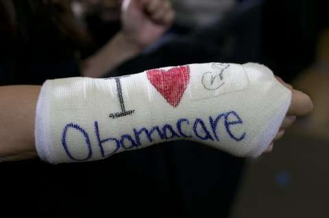 Juez de Estados Unidos declara inconstitucional el programa de atención médica “Obamacare”
