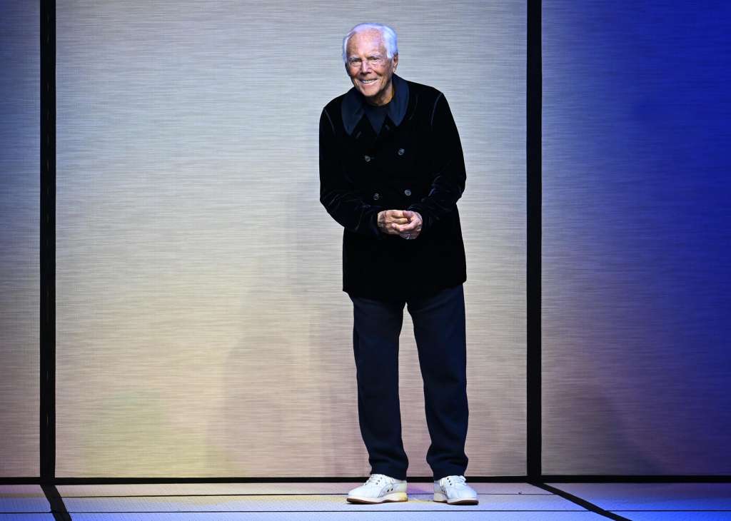 Milan (Italy), 20/01/2025.- Italian designer Giorgio Armani greets the audience at the end of his Fall/Winter 2025/2026 collection presentation during Milan Fashion Week in Milan, Italy, 20 January 2025. The Fall/Winter 2025/2026 collections are being presented from 17 to 21 January 2025. (Moda, Italia) EFE/EPA/DANIEL DAL ZENNARO