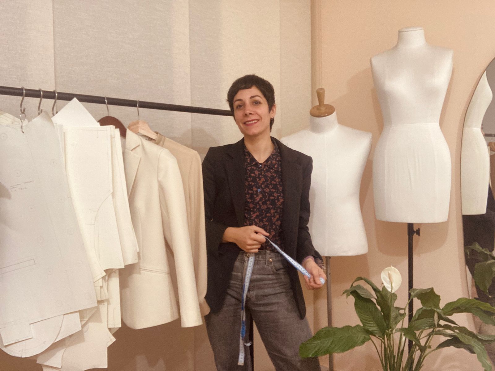 Lea Raymond creó Atelier L’Harmonie, el taller con el que ha formado a más de 120 estudiantes en patronaje y moldería de alta costura.