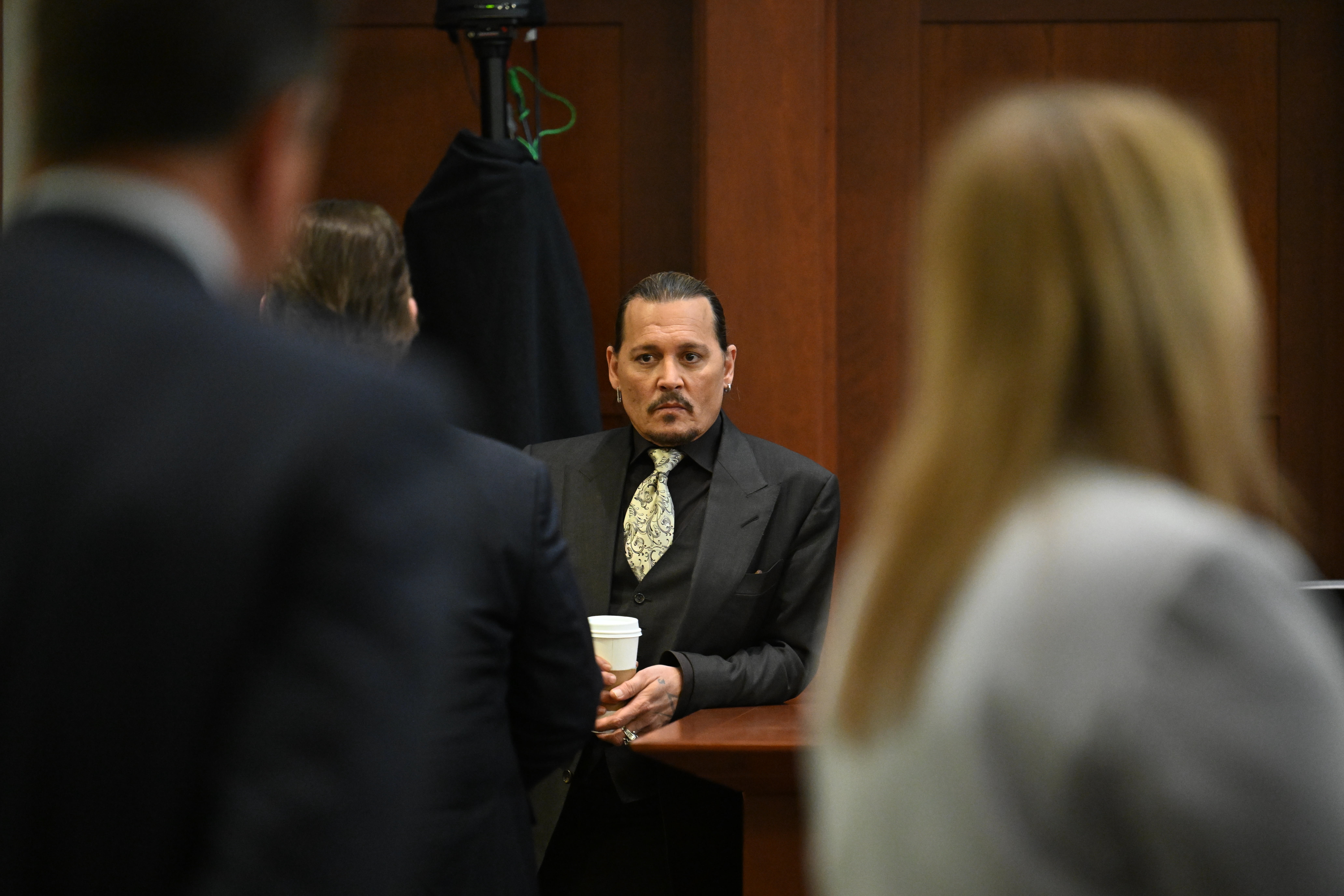 Fairfax (United States), 19/04/2022.- US actor Johnny Depp looks on during his defamation trial in the Fairfax County Circuit Courthouse in Fairfax, Virginia, USA, 19 April 2022. Johnny Depp's 50 million US dollars defamation lawsuit against Amber Heard that started on 10 April is expected to last five or six weeks. (Estados Unidos) EFE/EPA/JIM WATSON / POOL