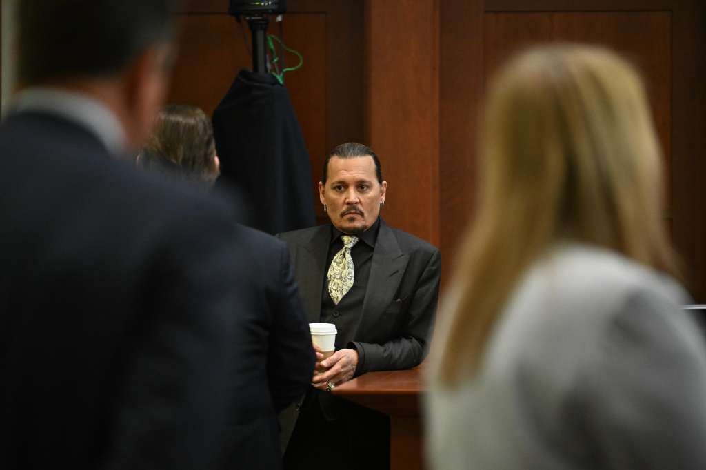 Fairfax (United States), 19/04/2022.- US actor Johnny Depp looks on during his defamation trial in the Fairfax County Circuit Courthouse in Fairfax, Virginia, USA, 19 April 2022. Johnny Depp's 50 million US dollars defamation lawsuit against Amber Heard that started on 10 April is expected to last five or six weeks. (Estados Unidos) EFE/EPA/JIM WATSON / POOL