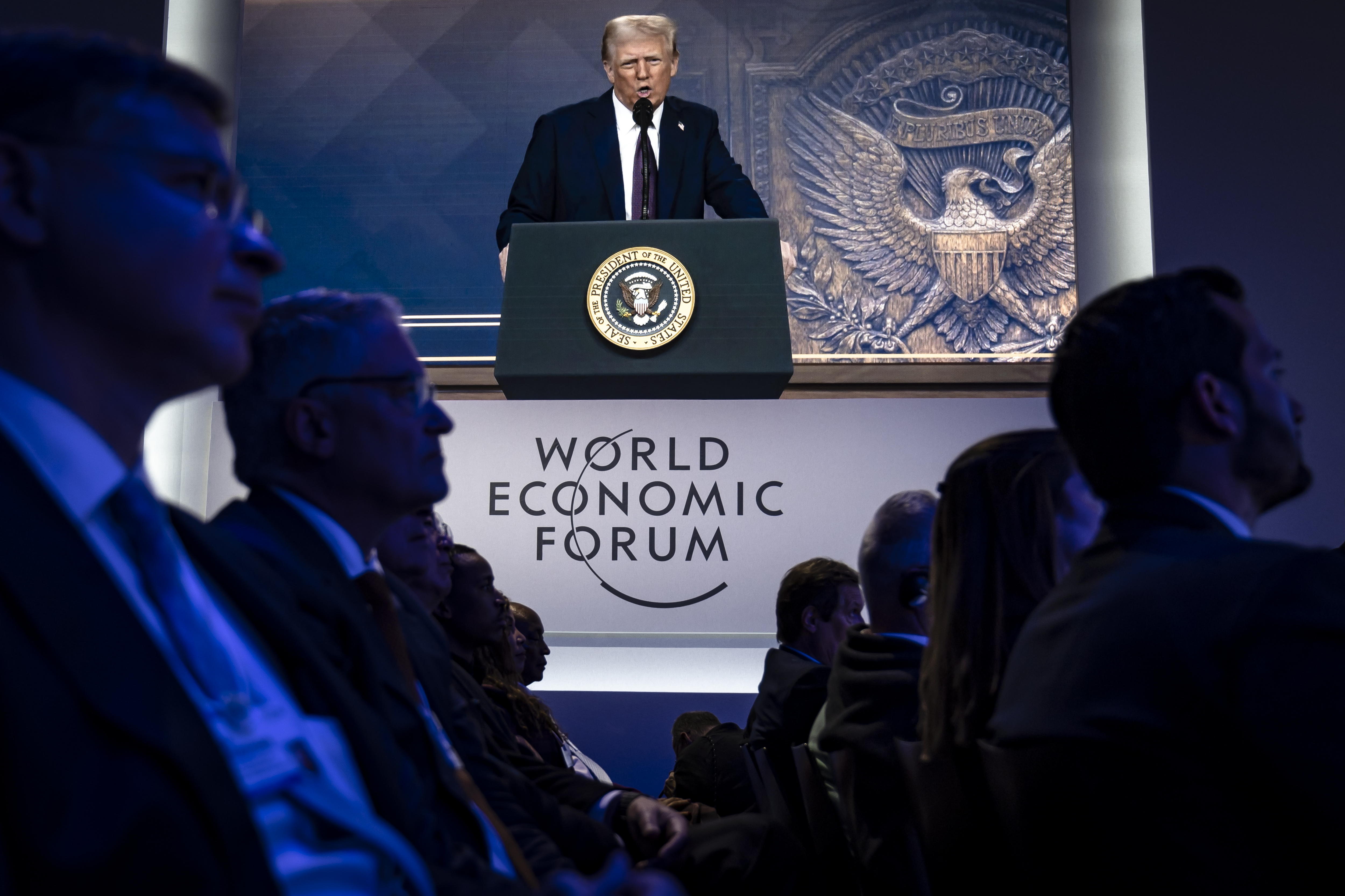 Davos (Switzerland Schweiz Suisse), 23/01/2025.- US President Donald J. Trump is shown on a screen as he addresses via remote connection a plenary session in the Congress Hall during the 55th annual meeting of the World Economic Forum (WEF) in Davos, Switzerland, 23 January 2025. The World Economic Forum annual meeting brings together entrepreneurs, scientists, corporate and political leaders in Davos and takes place from January 20 to 24. (Suiza) EFE/EPA/MICHAEL BUHOLZER