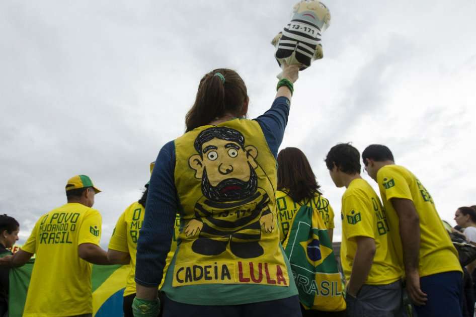 Manifestantes protestan frente al edificio del Congreso Nacional contra la corrupción y pidiendo la detención del expresidente Luiz Inácio Lula da Silva. / EFE