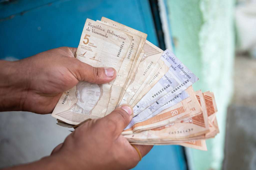 AME4638. CARACAS (VENEZUELA), 25/07/2024.- Fotografía de una persona mostrando billetes de bolívares, el 19 de julio de 2024 en Caracas (Venezuela). Venezuela celebra este 28 de julio unas elecciones presidenciales consideradas especialmente "decisivas", con una migración sin pausa a causa de una economía en crisis pese a las mejoras del último trienio, una oposición más unida que nunca y la atenta mirada de la comunidad internacional. EFE/ Ronald Peña R.