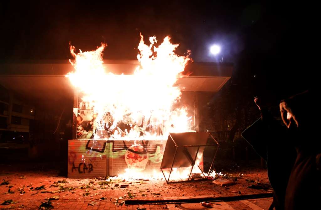 Protestas en el sector del Park Way por la muerte de Javier Ordóñez Bermúdez a manos de dos policías del CAI de Villa Luz.