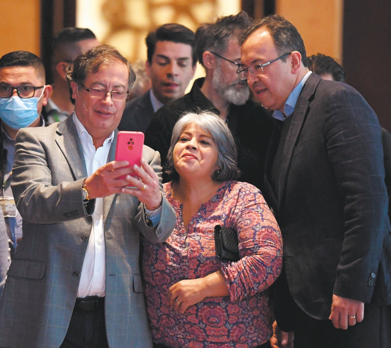 Durante el primer mes de 2023, el presidente Gustavo Petro publicó más de 34 trinos en los que menciona a nueve medios de comunicación.