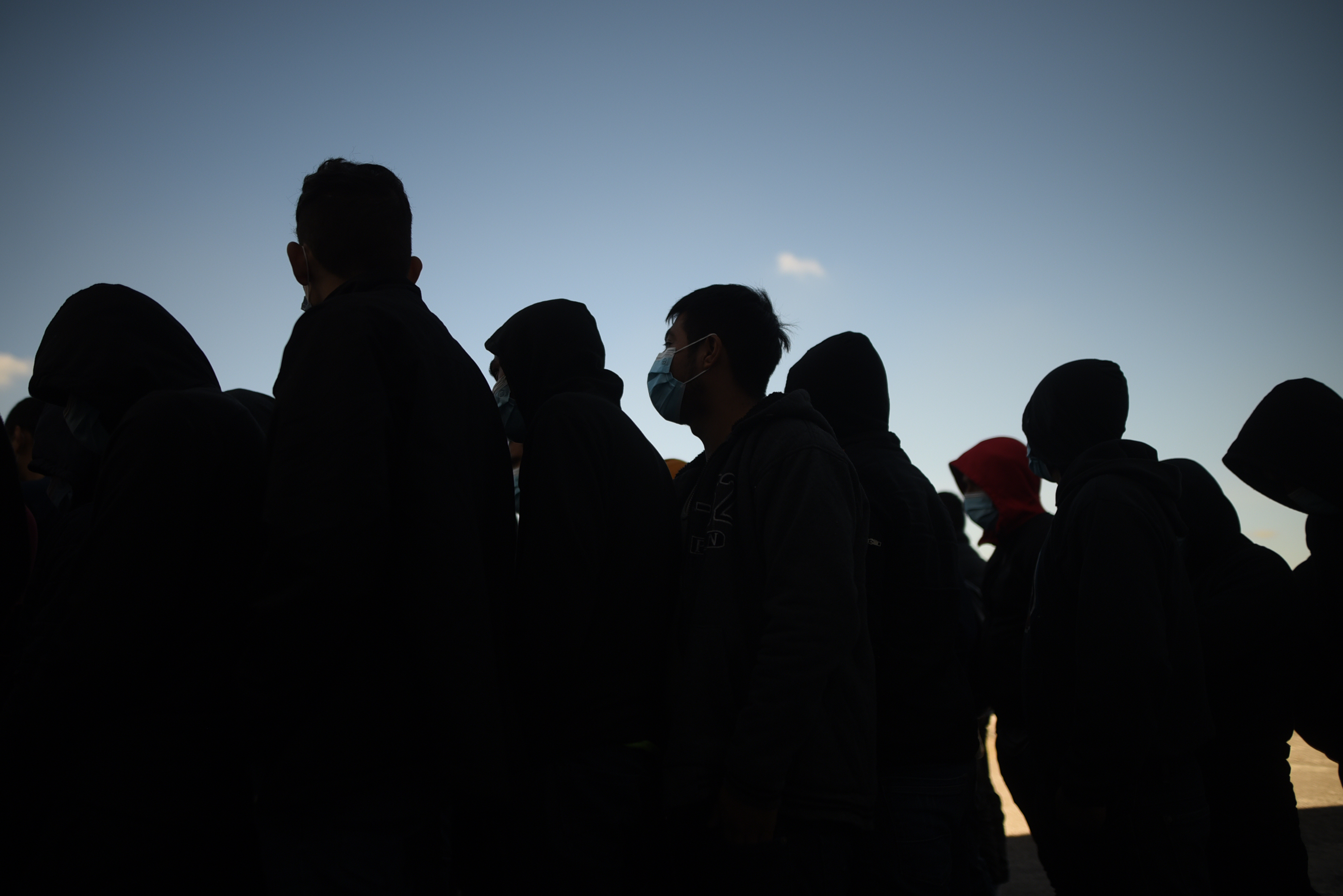 AME3175. CIUDAD DE GUATEMALA (GUATEMALA), 29/12/2022.- Migrantes llegan al Centro de Recepción de Retornados hoy, en Ciudad de Guatemala (Guatemala). Ochenta guatemaltecos fueron deportados hoy en el último vuelo del año proveniente de Harligen Texas, Estados Unidos, bajo el Título 42. EFE/ Edwin Bercián