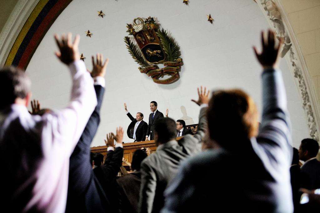 "La jugada de sabotear la Asamblea Nacional venezolana le salió mal a Nicolás Maduro”. / Foto: Momento en el que diputados venezolanos votan por la reelección de Guaidó en la sede del Parlamento - Cortesía Prensa AN