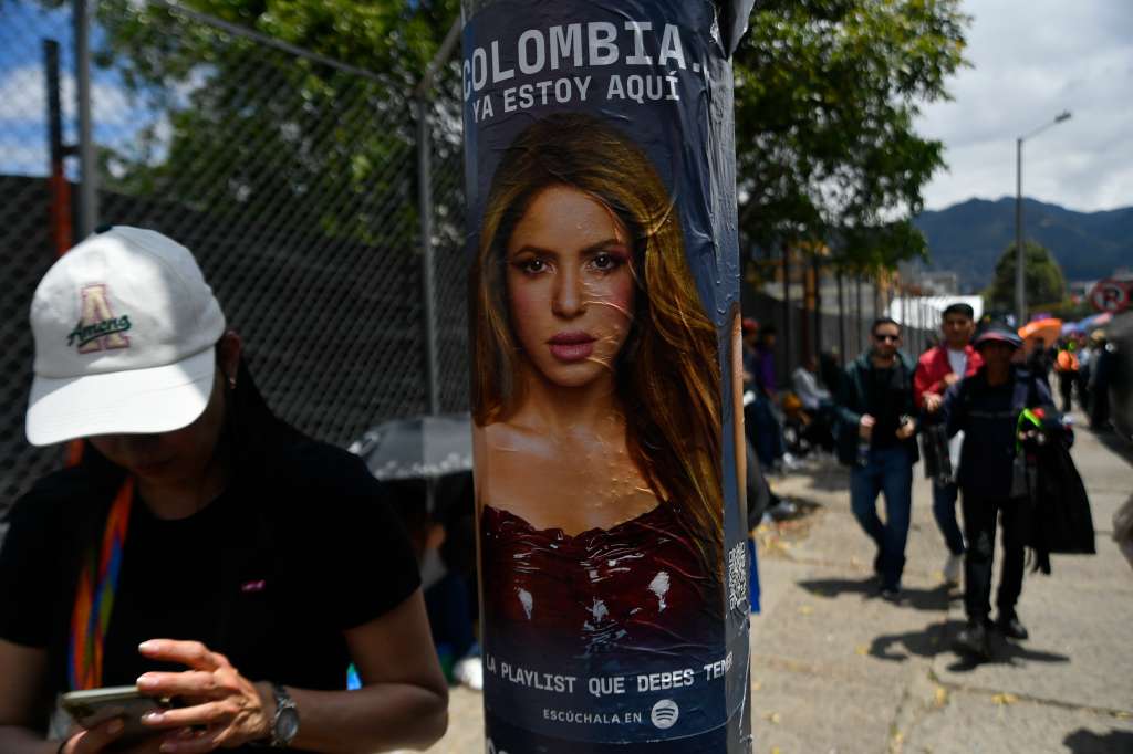 Ambiente a las afueras del estadio El Campin previo al concierto de Shakira en Bogotá; Se comercian camisetas, llaveros, afiches, banderas entre otros elementos alusivos a la cantante barranquillera.