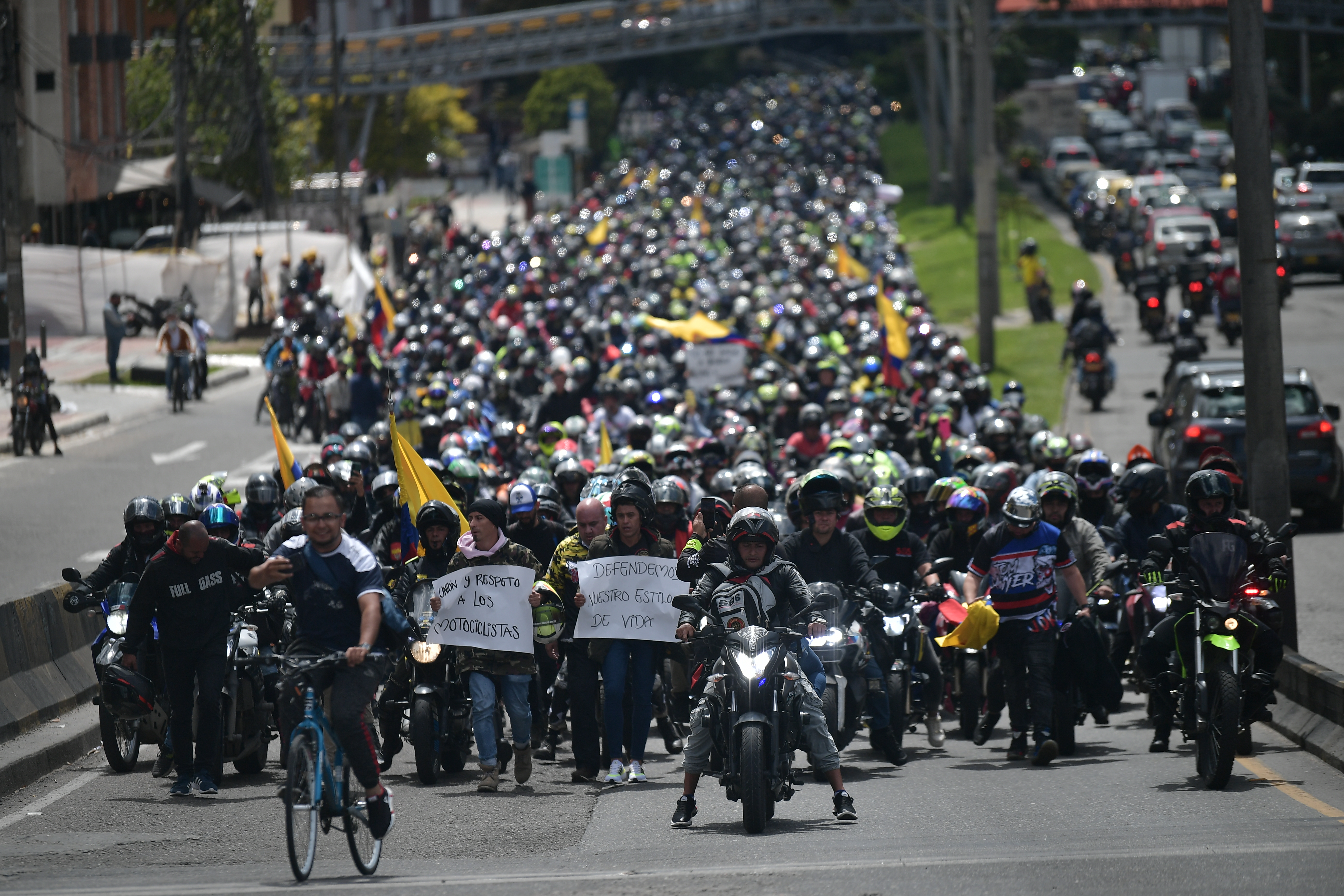Protesta de motociclistas en Bogotá por las restricciones de parrillero impuestas por la Alcaldía de Bogotá