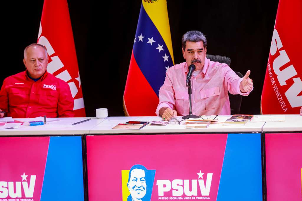 AME7784. CARACAS (VENEZUELA), 10/11/2025.- Fotografía cedida por Prensa del Palacio de Miraflores del presidente de Venezuela, Nicolás Maduro, hablando junto al ministro de Relaciones Interiores, Justicia y Paz, Diosdado Cabello, en un acto del Partido Socialista Unido de Venezuela (PSUV) este lunes, en Caracas (Venezuela). Maduro aseguró que la oposición mayoritaria de su país desapareció del escenario político, por lo que, dijo, solo le queda alimentar las amenazas de la "bestia imperialista del norte", en referencia a Estados Unidos, que mantiene un despliegue militar en el mar Caribe. EFE/ Palacio Miraflores / SOLO USO EDITORIAL/ NO VENTAS/ SOLO DISPONIBLE PARA ILUSTRAR LA NOTICIA QUE ACOMPAÑA (CRÉDITO OBLIGATORIO)