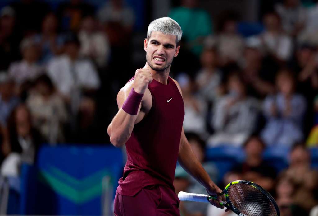 TOKYO (Japan), 25/09/2025.- Carlos Alcaraz of Spain reacts after scoring against Sebastian Baez of Argentina during his round of 32 match of the Japan Open tennis tournament at Ariake Colosseum in Tokyo, Japan, 25 September 2025. Alcaraz won the match. (Tenis, Japón, España, Tokio) EFE/EPA/FRANCK ROBICHON