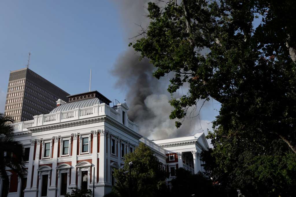 Incendio en la sede del Parlamento el 2 de enero de 2022.