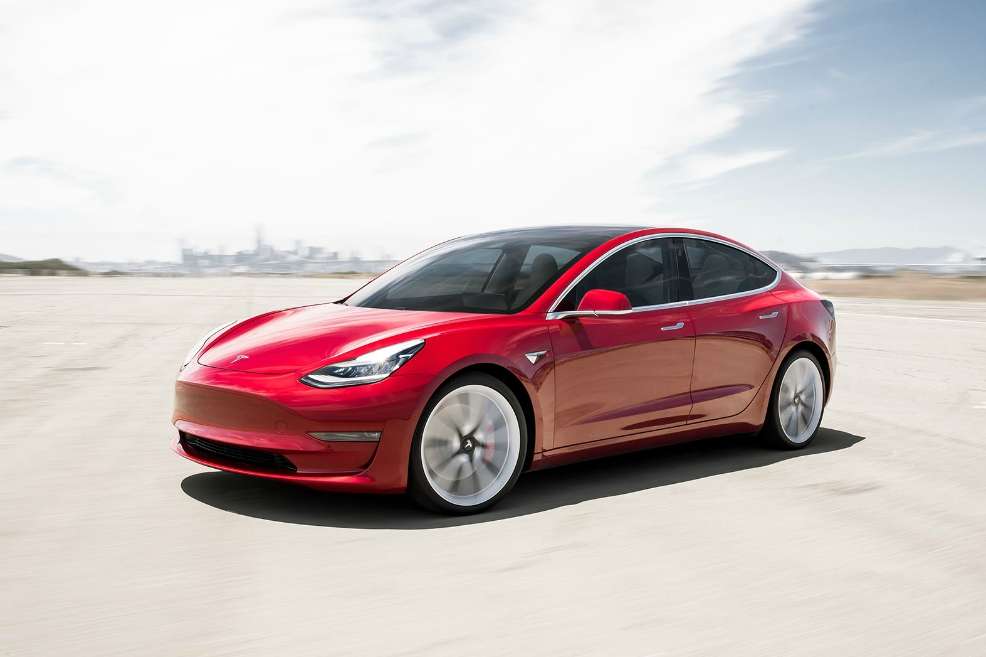Acelera de 0 a 100 km/h en 5,2 segundos, una mejora frente a los 6,1 segundos del Model 3 estándar con tracción trasera.