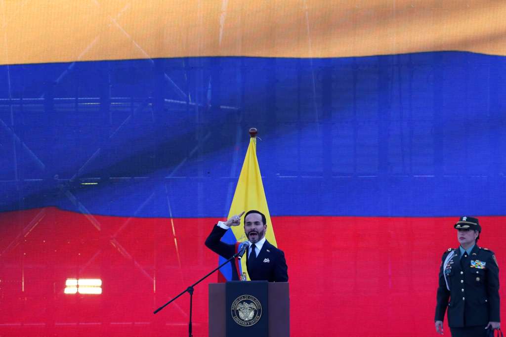 AME7078. CALI (COLOMBIA), 07/08/2026.- El presidente de Colombia, Abelardo de la Espriella (c), habla durante su primer discurso como mandatario, donde manifestó que el país necesita una "regeneración económica que fortalezca la iniciativa privada, la inversión, la confianza y el empleo digno", este viernes en Cali (Colombia). EFE/ Ernesto Guzmán Jr