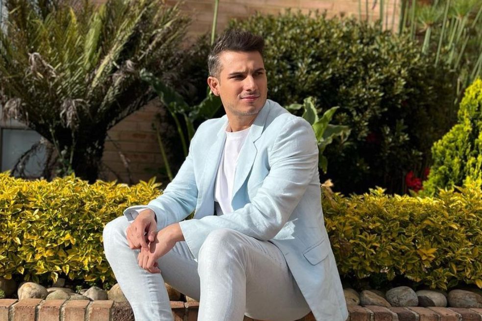 El cantante de música popular Pipe Bueno se burló de sí mismo después de caerse durante uno de sus conciertos en Cali.