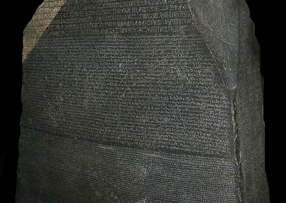 La piedra Rosseta contiene un decreto con tres escrituras diferentes: jeroglíficos egipcios, escritura demótica y griego antiguo.