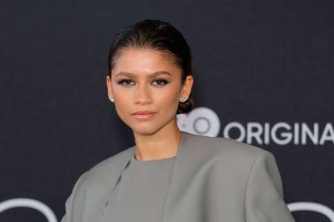 Zendaya transmite sensualidad con este look gris y masculino