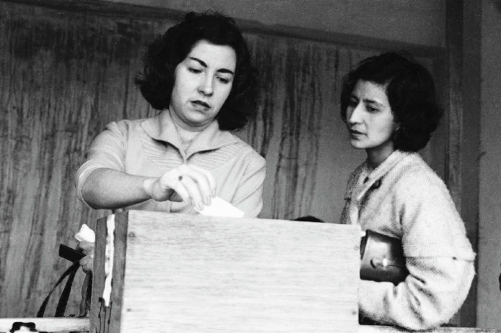 A mediados del siglo XX, las mujeres colombianas ganaron con el voto una serie de derechos civiles que les permitieron la participación política.