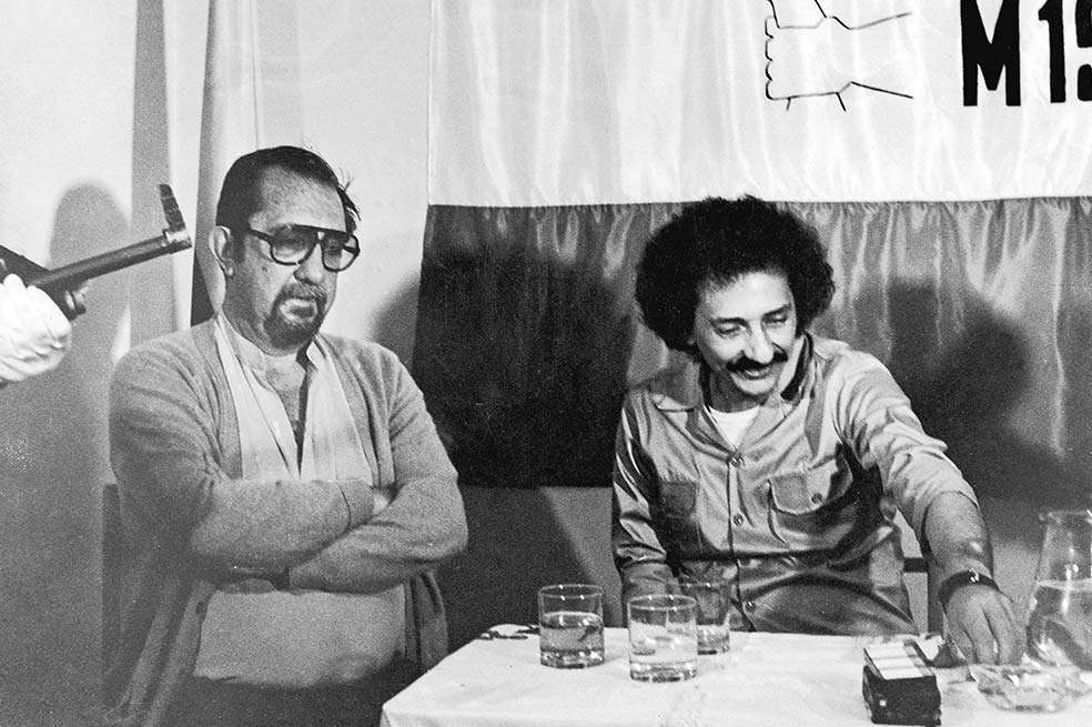 22 de julio de 1981: Pacheco, secuestrado, con Jaime Bateman Cayón, máximo comandante de la guerrilla M-19. / Fotos: Archivo - El Espectador