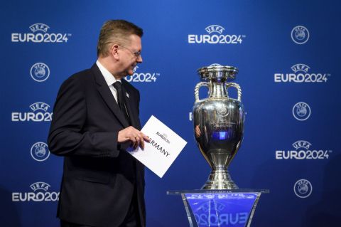Alemania ganó con 12 votos frente a 4 para Turquía y un nulo