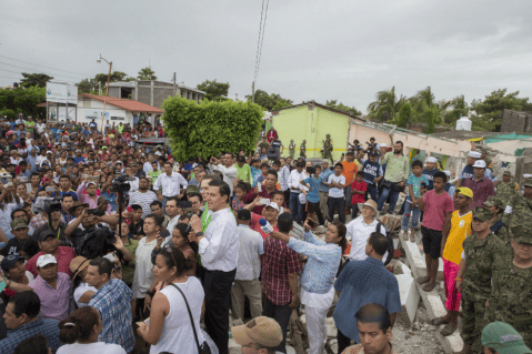 Aumenta a 98 el número de muertos tras el terremoto en México