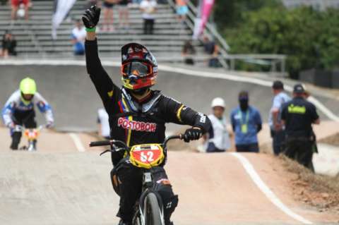 Carlos Álvarez, campeón challenger en Mundial de BMX de Medellín