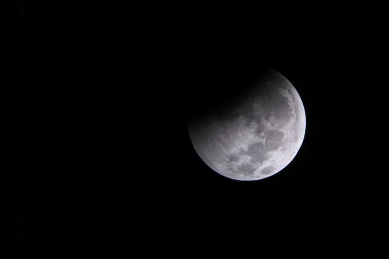 Según la NASA, alrededor del 93 % del diámetro de la Luna se ubicó dentro de la sombra central oscura de la Tierra, conocida como la umbra.