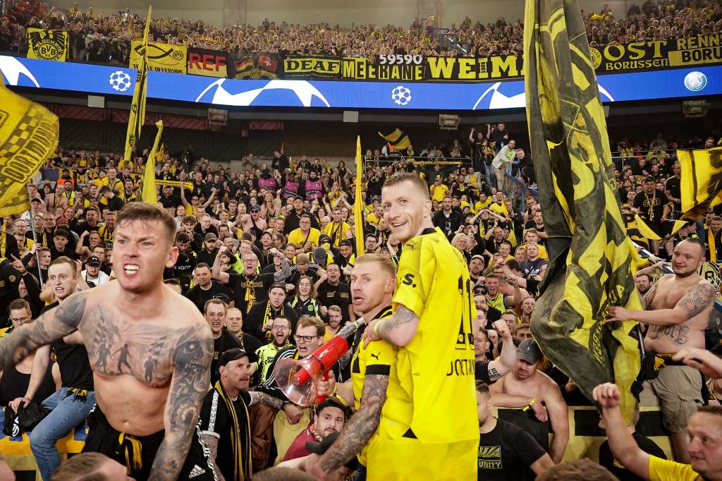Paris (France), 06/05/2024.- Marco Reus (C) of Dortmund celebrates with supporters after winning the UEFA Champions League semi finals, 2nd leg soccer match of Paris Saint-Germain against Borussia Dortmund, in Paris, France, 07 May 2024. (Liga de Campeones, Francia, Rusia) EFE/EPA/CHRISTOPHE PETIT TESSON