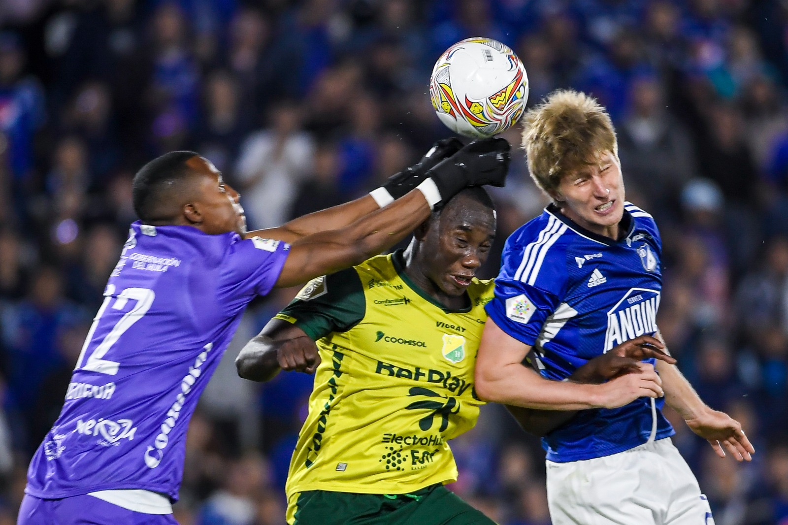En el último minuto, el defensa central de Millonarios, Andrés Llinás, subió al área del Atlético Huila y consiguió cabecear el balón para darle la victoria a Millonarios.