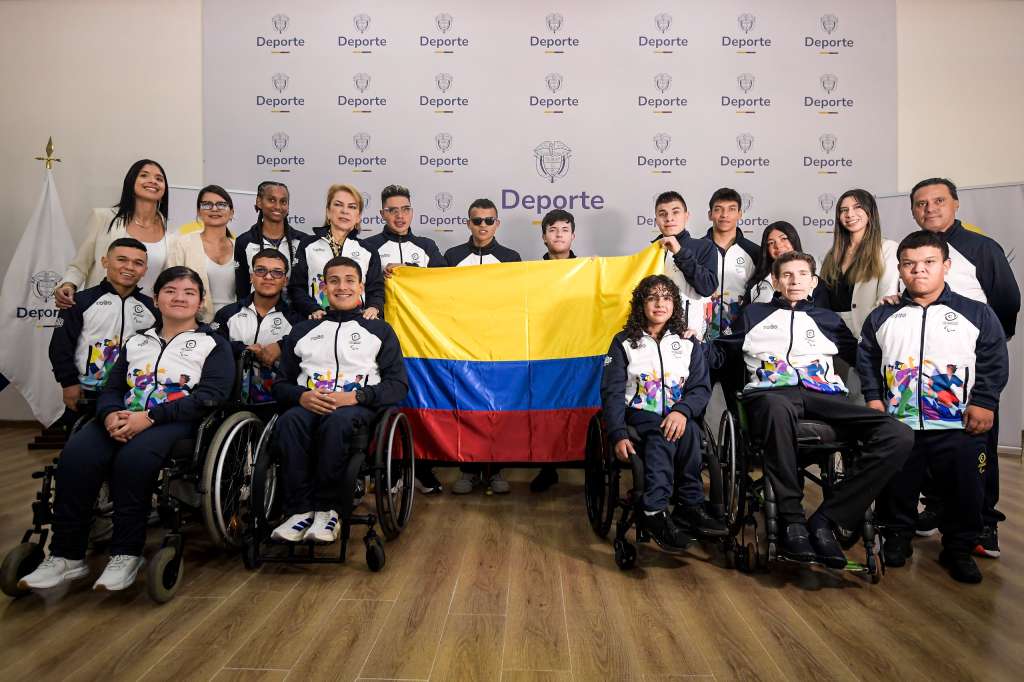 La delegación colombiana, con el pabellón nacional.