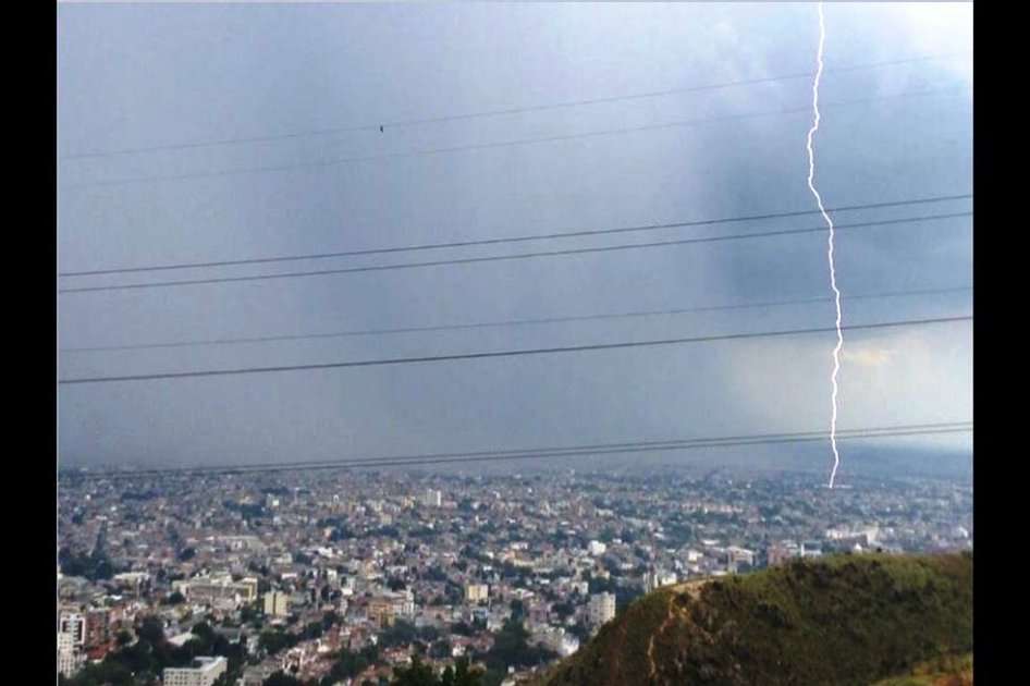 Imagen de una de las tormentas eléctricas en Cali - Enviada por: Mi Cali Futura ?@MiCaliFutura