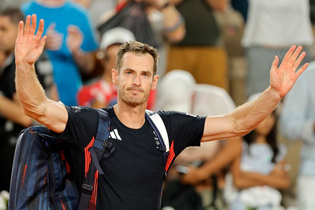 Paris (France), 01/08/2024.- Andy Murray of Great Britain greets the crowd as he leaves after losing his Men's doubles quarter final of the Tennis competitions in the Paris 2024 Olympic Games, at the Roland Garros in Paris, France, 01 August 2024. (Tenis, Francia, Gran Bretaña, Reino Unido) EFE/EPA/RONALD WITTEK