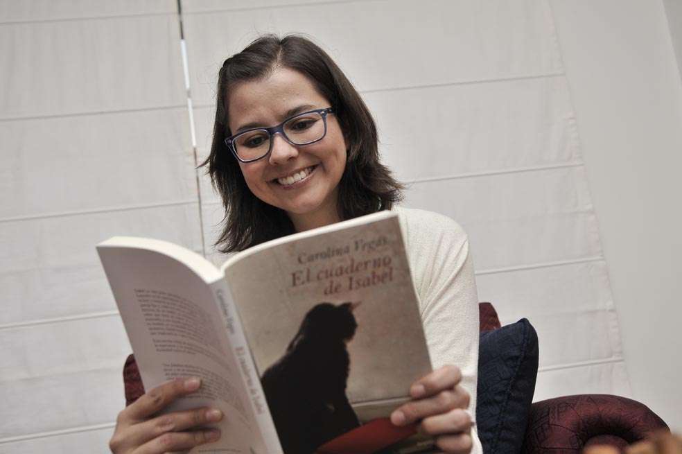 Carolina Vegas se parece a su personaje Isabel en el periodismo cultural y en el amor por los animales. / Liz Durán