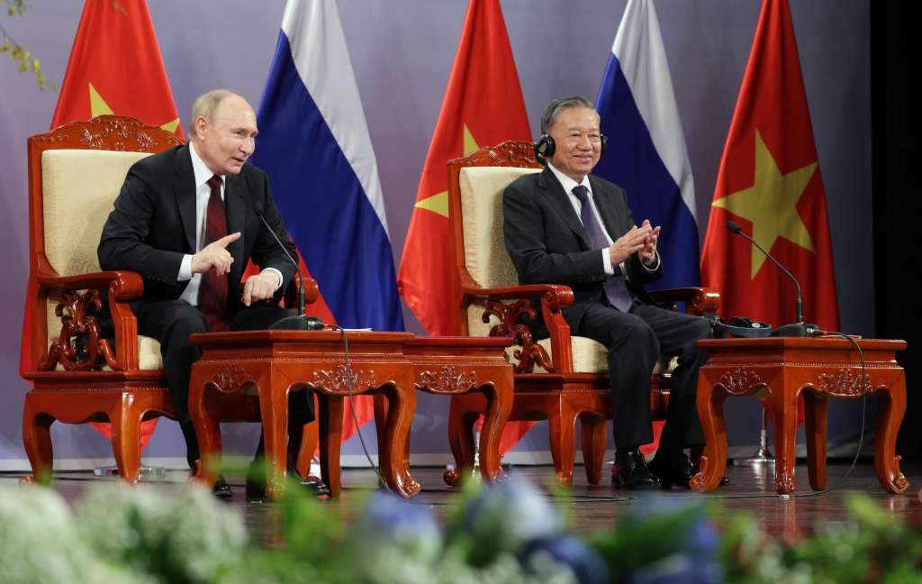 Hanoi (Viet Nam), 19/06/2024.- Russian President Vladimir Putin (L) and Vietnamese President To Lam take part in an event attended by the Vietnam Friendship Association and generations of Vietnamese alumni that studied in Soviet Union and Russia at the Hanoi Opera House in Hanoi, Vietnam, 20 June 2024. Putin is on an official visit to Vietnam following his visit to North Korea. (Rusia) EFE/EPA/GAVRIIL GRIGOROV/SPUTNIK/KREMLIN POOL MANDATORY CREDIT