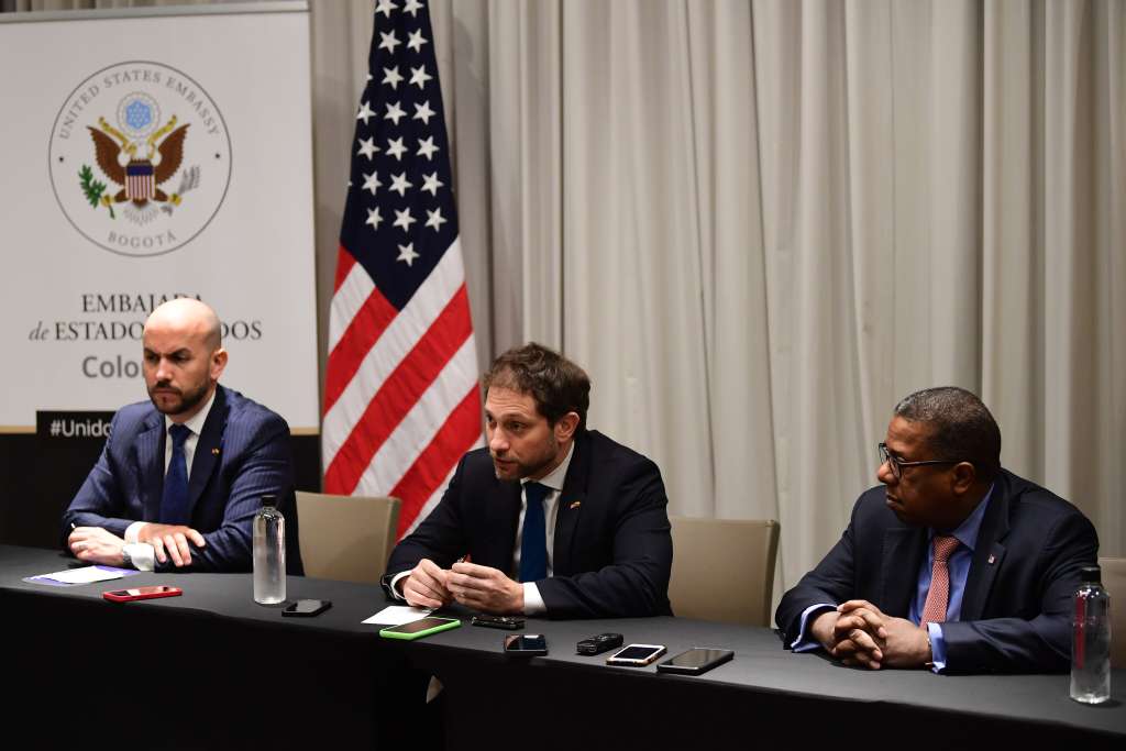 En compañía de Jonathan Finer y Brian Nichols, integrantes de la delegación de Estados Unidos enviada por el presidente Joe Biden