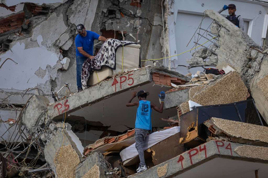 AME7196. CARABALLEDA (VENEZUELA), 03/07/2026.- Voluntarios realizan labores de búsqueda en una zona un afectada por el doble terremoto del 24 de junio, este viernes, en Caraballeda, La Guaira (Venezuela). EFE/ Miguel Gutiérrez