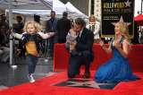 Ryan Reynolds recibe estrella en Hollywood y sus hijas acaparan la atención