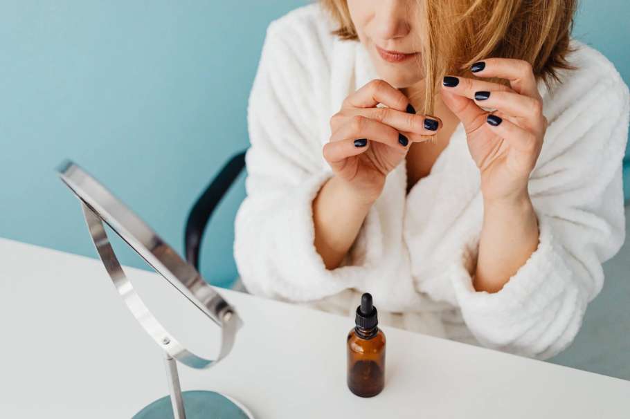 La vitamina B12 es esencial para devolver el color natural al cabello con canas