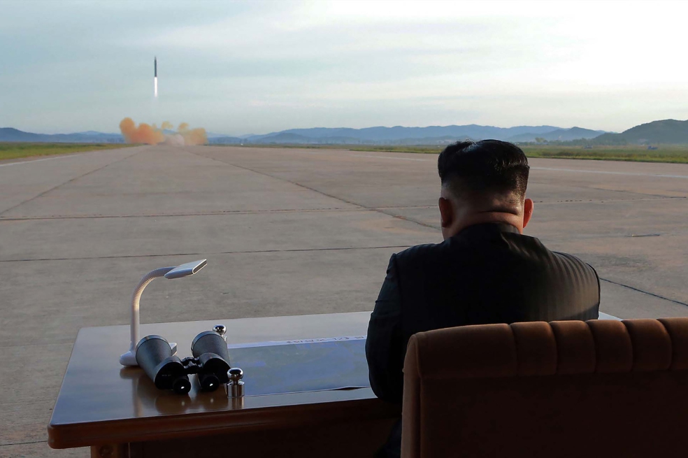 Kim Jong-un supervisa el lanzamiento de un misil en septiembre de 2017. Este año ese país realizó también varios ensayos nucleares. / AFP