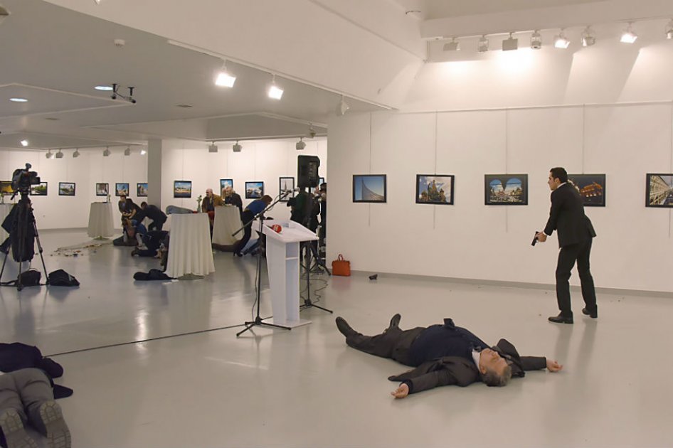El embajador ruso en Turquía Andrei Karlov fue asesinado por un sujeto que gritó "Alepo" antes de cometer el crimen.
/ AFP