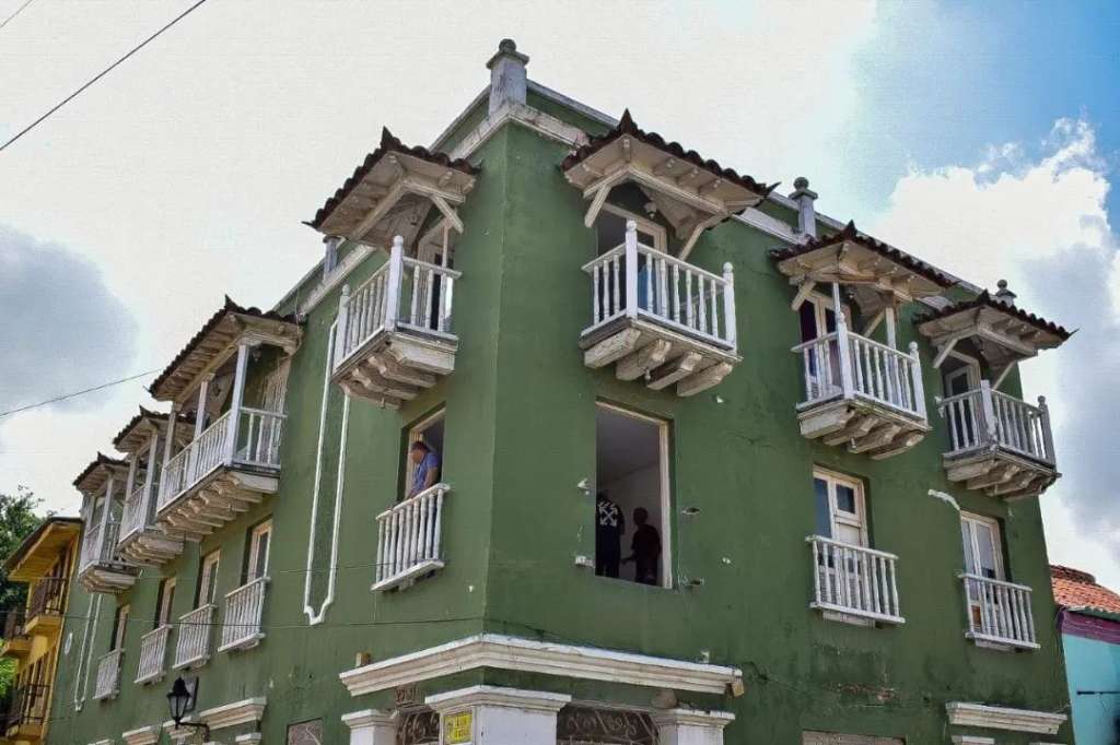 Un carril de la calle que está junto al edificio fue acordonado, y junto al Instituto de Patrimonio y Cultura de Cartagena se hizo un llamado de atención a los dueños del inmueble para que se haga el respectivo mantenimiento.