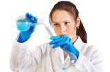 Presencia de mujeres en ciencias disminuye a medida que avanza su carrera
