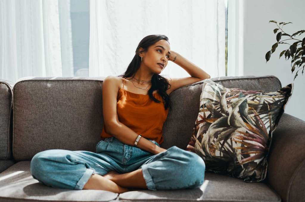 Mujer aburrida en el confinamiento
