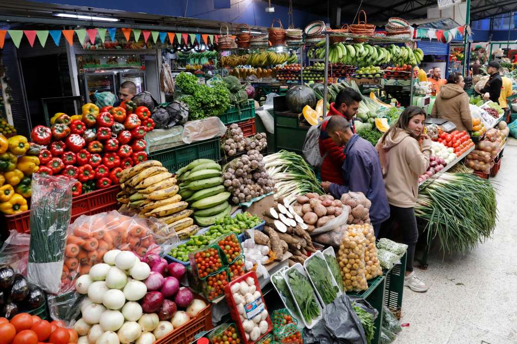 BOG400. BOGOTÁ (COLOMBIA), 30/12/2022.- Fotografía de un puesto de venta de frutas y verduras en la Plaza de Mercado Paloquemao, el 27 de diciembre de 2022, en Bogotá (Colombia). Las plazas de mercado son una inagotable fuente de color, olor y sabor que resguardan las tradiciones culturales de América Latina y transforman la herencia alimentaria de una región que empieza a darles el valor que les adeuda y a ver en ellas un rentable potencial turístico. EFE/ Carlos Ortega
