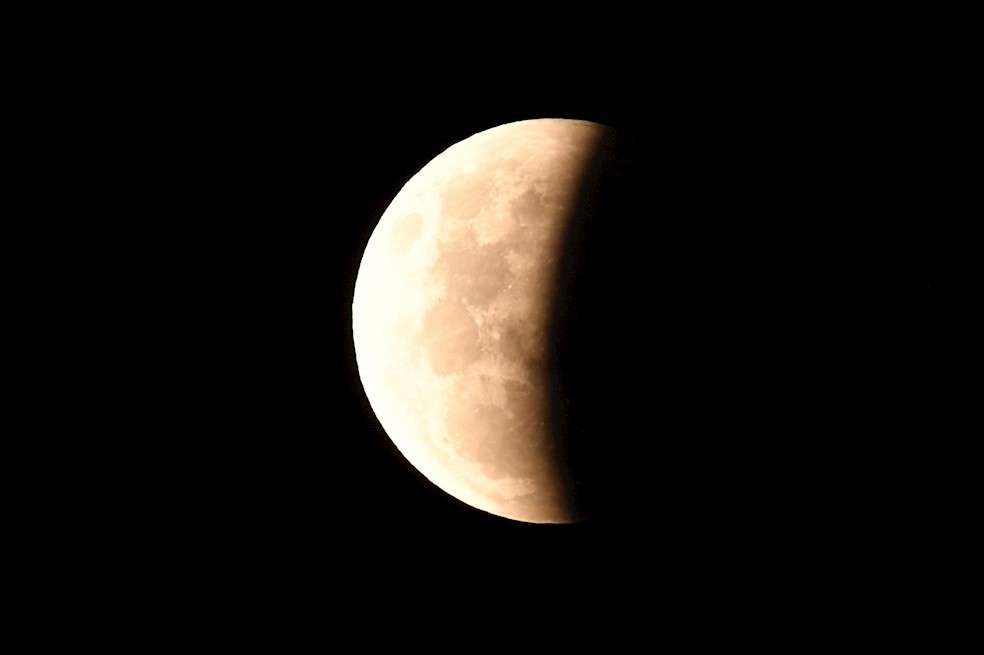 En algunas partes del mundo el eclipse lunar total solo se vio de forma parcial.