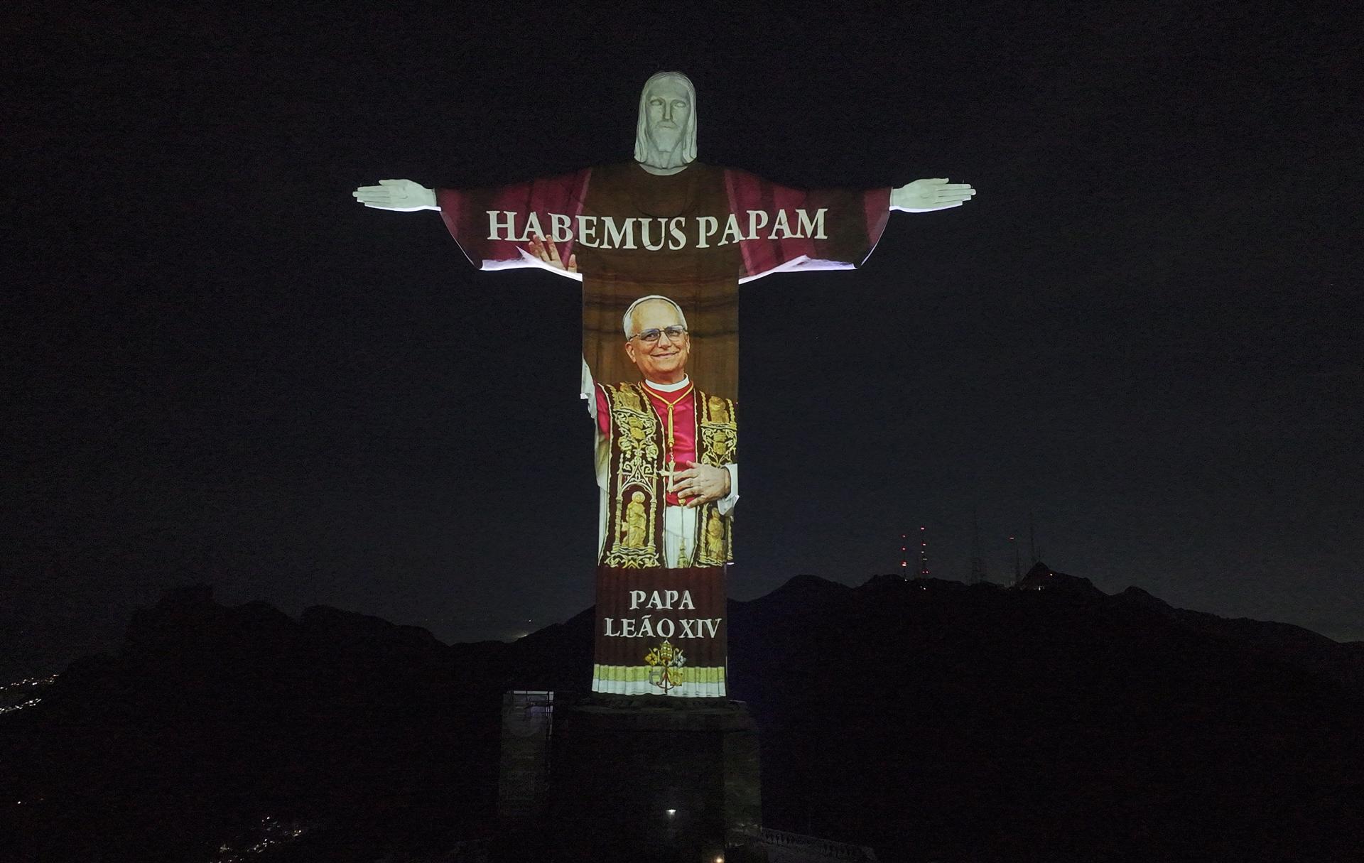 Rio de Janeiro (Brazil), 09/05/2025.- A handout photo made available by Santuario Cristo Redentor sanctuary of the portrait of new Pope Leo XIV projected on Christ the Redeemer statue in Rio de Janeiro, Brazil, early morning 09 May 2025. (Papa, Brasil) EFE/EPA/Leonardo de Macedo Costa / Santu HANDOUT IMAGE TO BE USED ONLY IN RELATION TO THE STATED EVENT (MANDATORY CREDIT)HANDOUT EDITORIAL USE ONLY/NO SALES